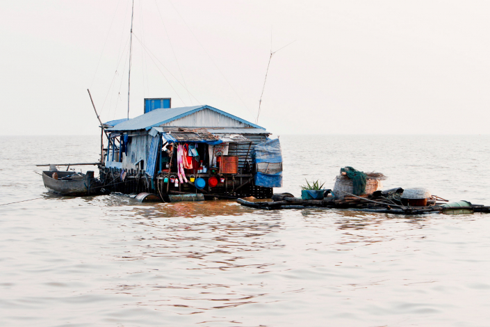 Kambodscha Cambodia SIem RIep Floating Village Chong Kneas boot docks lake fishing fischen groesster suesswasser see asiens boing tonle sap Schwimmende Doerfer daily life wasser hausboote houseboot 70 prozent vietnamesen